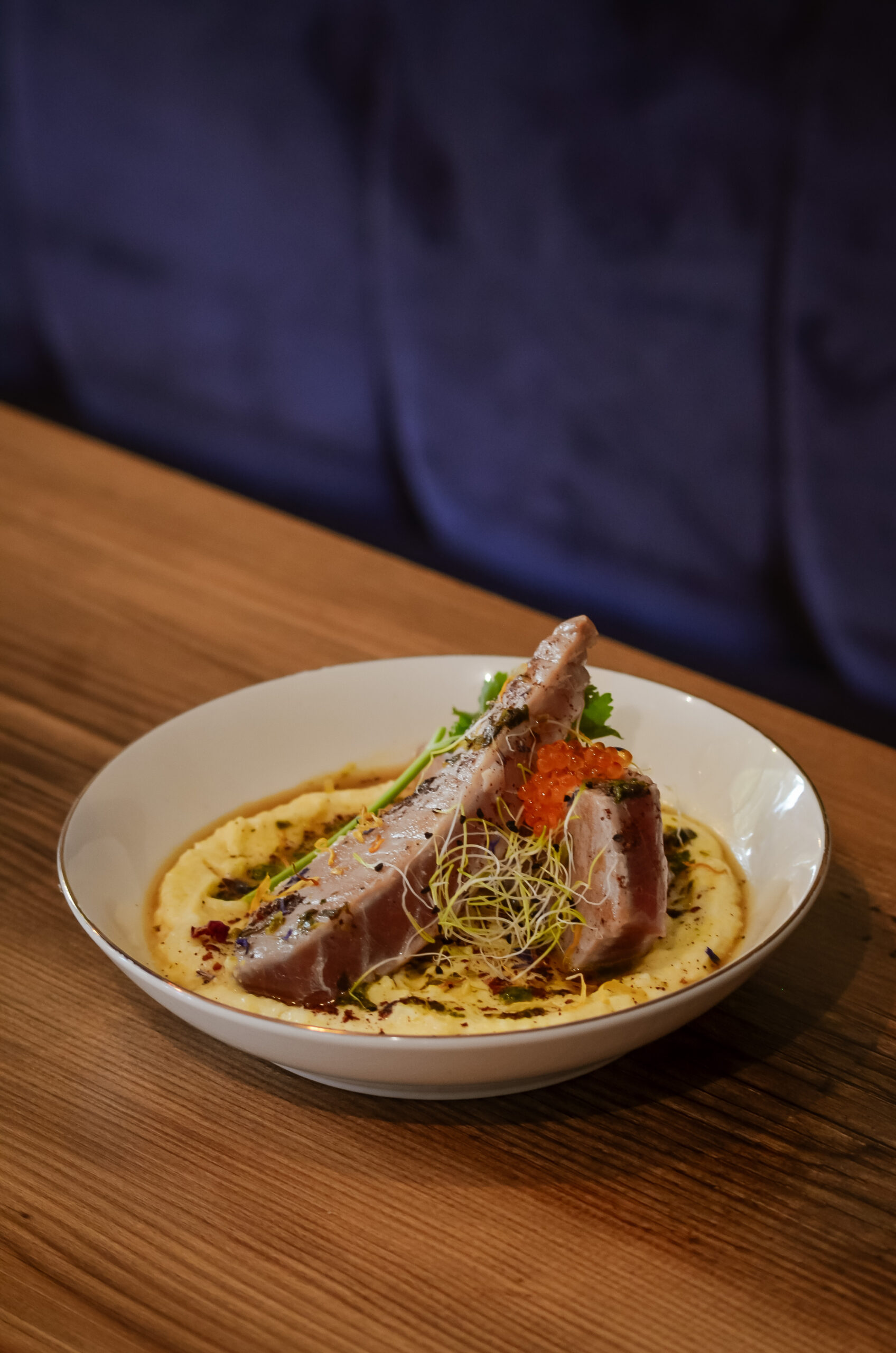 Le Thon Mi-cuit, bouillon de soja & gingembre, polenta crémeuse
